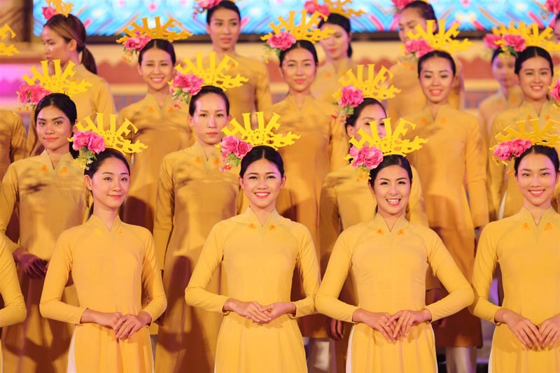 Á hậu thanh tú liên tục làm vedette 3 show thời trang tại festival huế