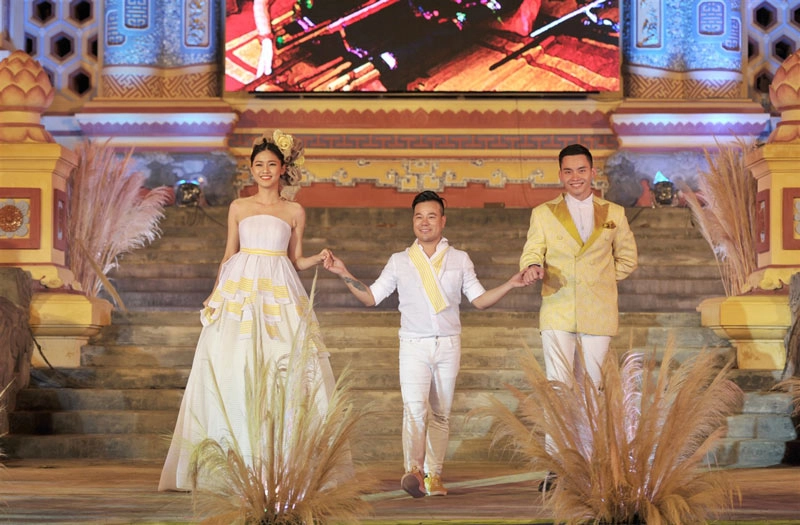 Á hậu thanh tú liên tục làm vedette 3 show thời trang tại festival huế