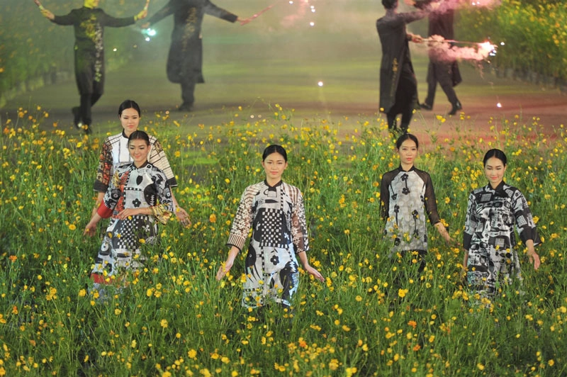 Á hậu thanh tú liên tục làm vedette 3 show thời trang tại festival huế