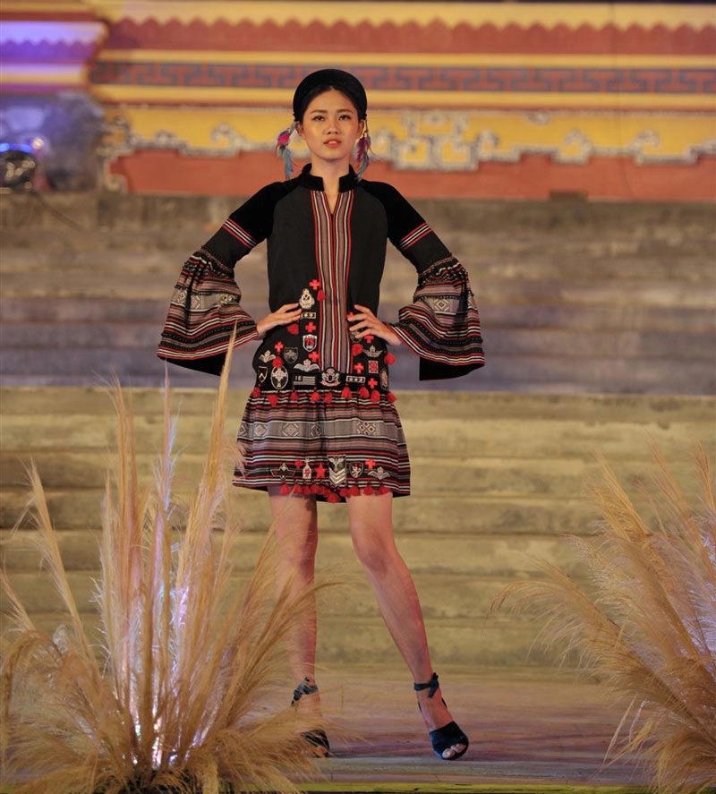 Á hậu thanh tú liên tục làm vedette 3 show thời trang tại festival huế