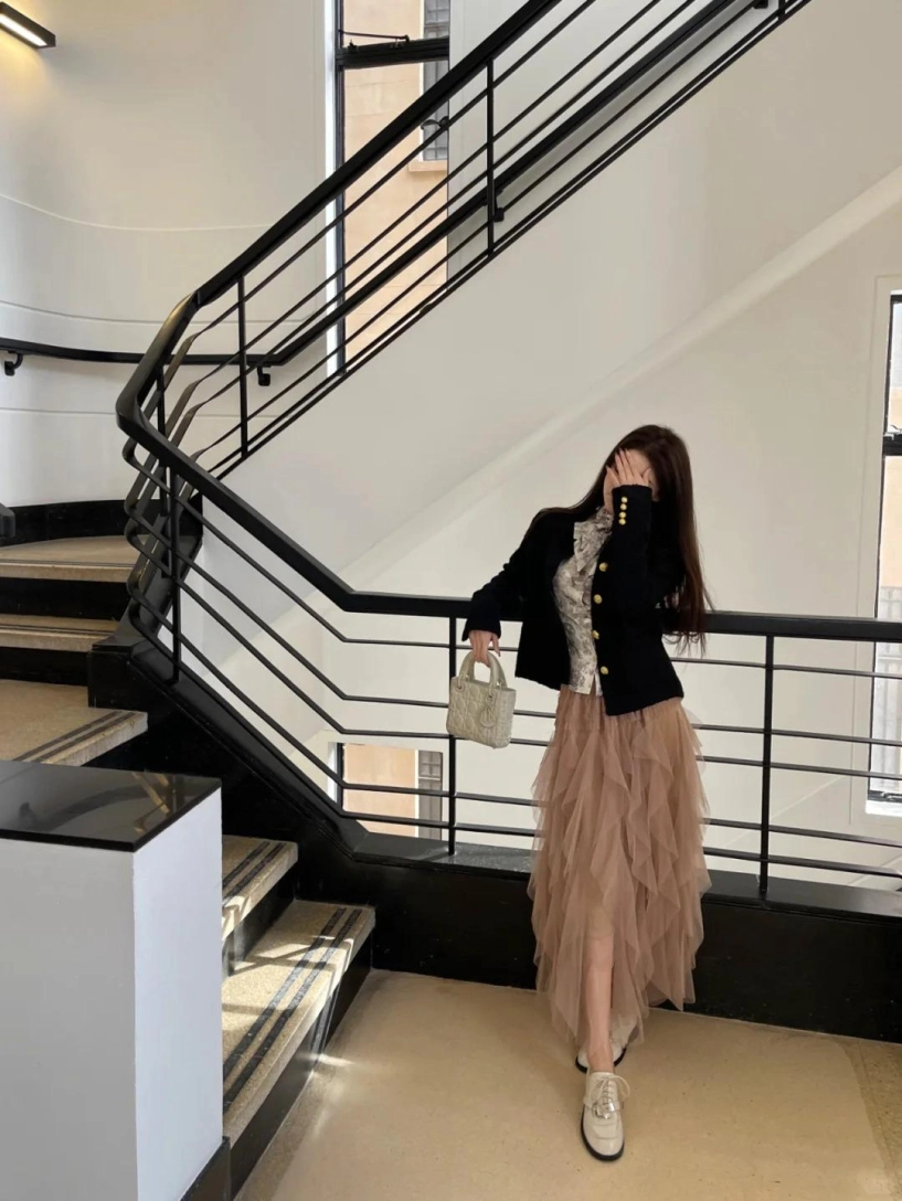 Áo khoác cổ tròn và cổ chữ v chọn sao để tôn dáng mix match sao cho thời thượng