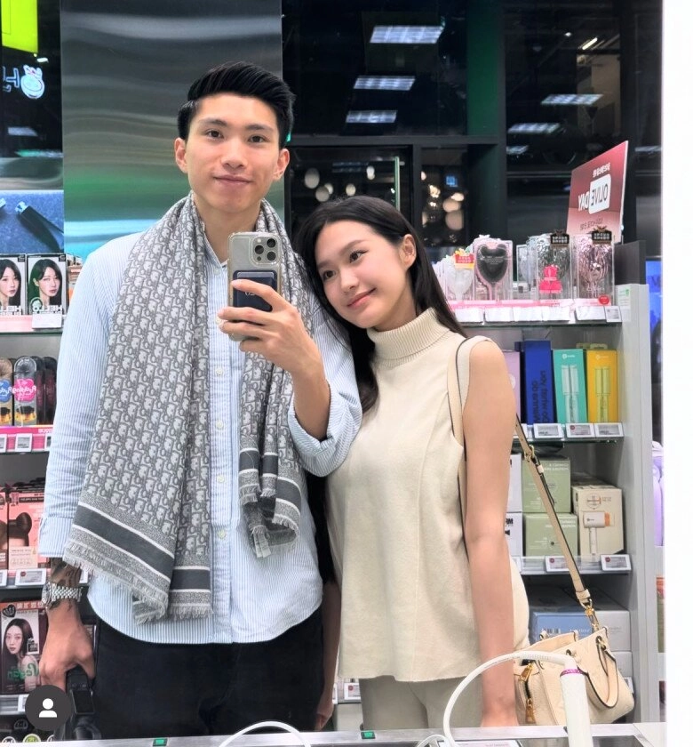 Bà xã top 10 hoa hậu của đoàn văn hậu xuống phố lên đồ như nữ sinh xách hàng hiệu sang chảnh