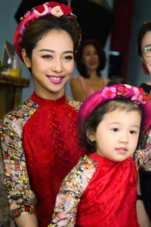 Các sao nhí gọi mùa xuân về với áo dài sặc sỡ