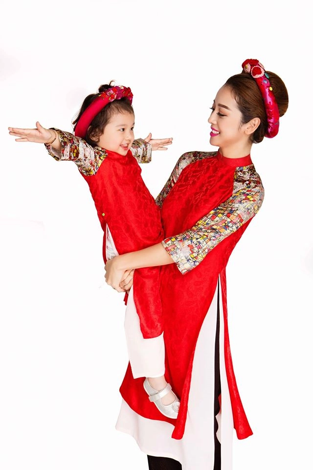 Các sao nhí gọi mùa xuân về với áo dài sặc sỡ