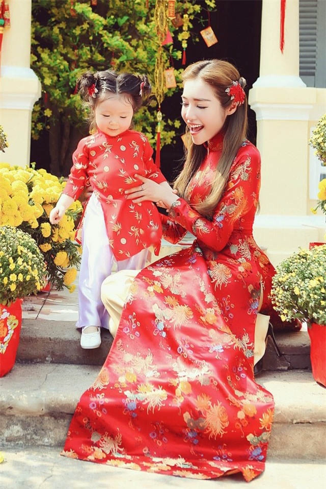 Các sao nhí gọi mùa xuân về với áo dài sặc sỡ
