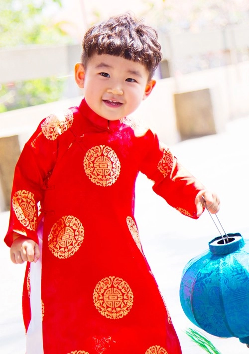 Các sao nhí gọi mùa xuân về với áo dài sặc sỡ