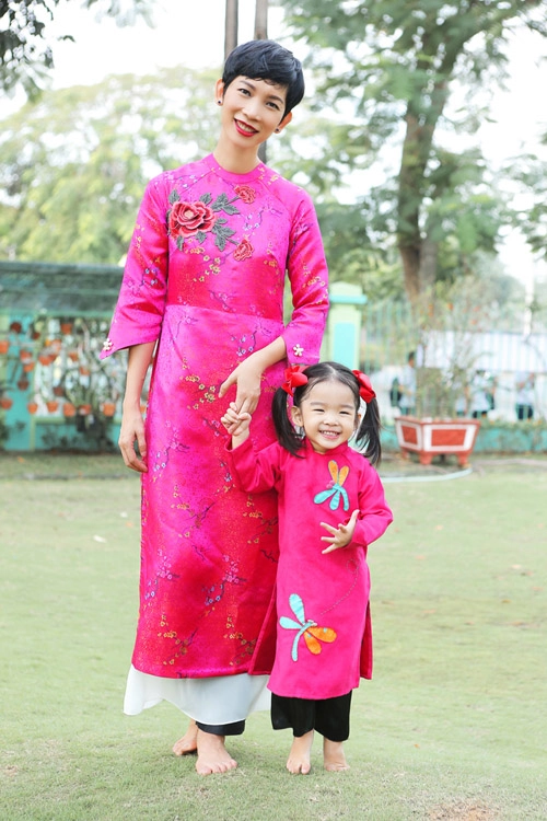 Các sao nhí gọi mùa xuân về với áo dài sặc sỡ