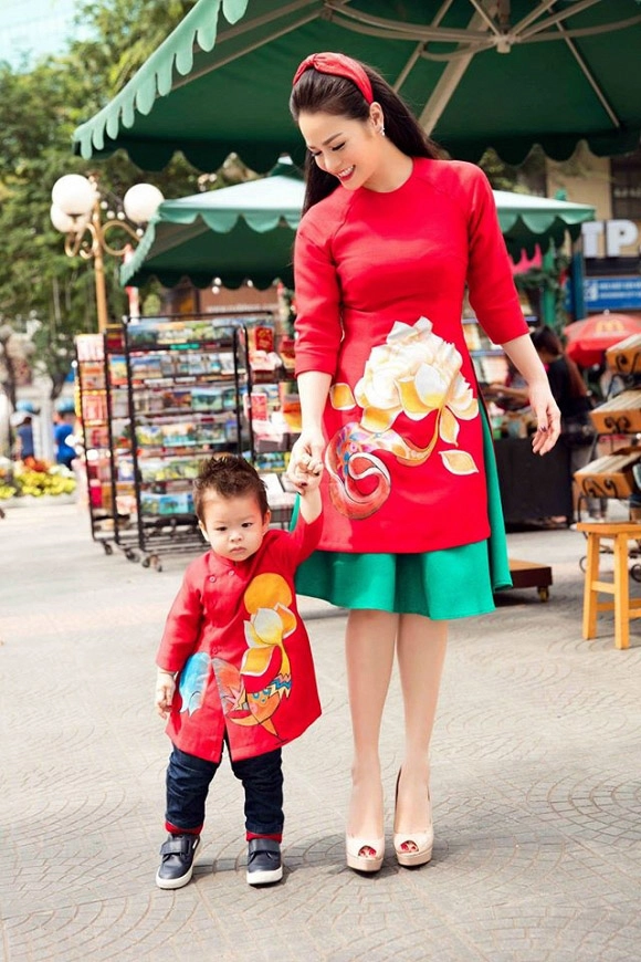 Các sao nhí gọi mùa xuân về với áo dài sặc sỡ
