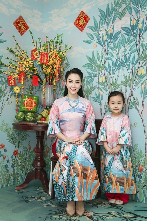 Các sao nhí gọi mùa xuân về với áo dài sặc sỡ