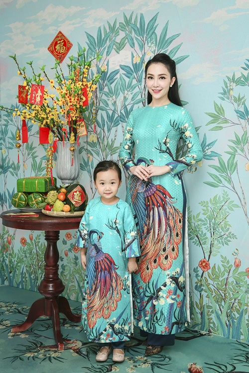 Các sao nhí gọi mùa xuân về với áo dài sặc sỡ