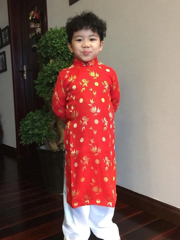 Các sao nhí gọi mùa xuân về với áo dài sặc sỡ