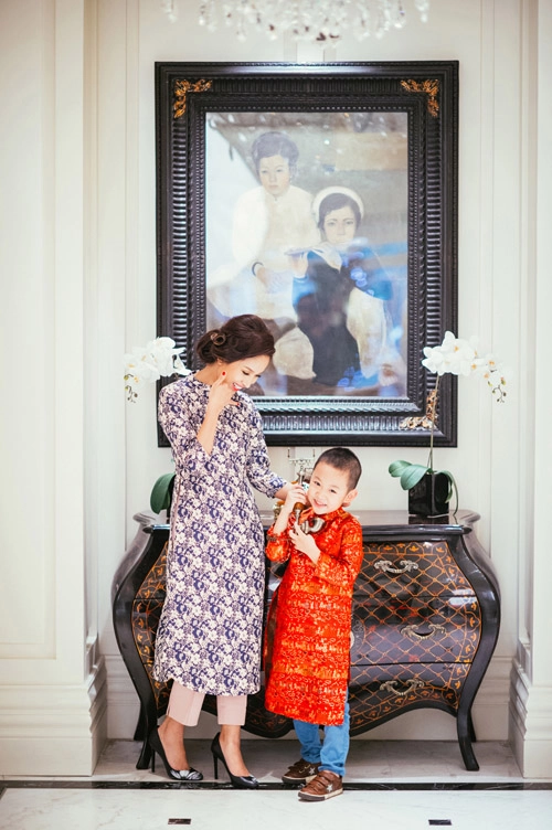 Các sao nhí gọi mùa xuân về với áo dài sặc sỡ