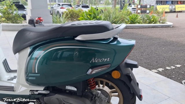 Cận cảnh neon 2025 mới ra mắt sở hữu kiểu dáng phá cách trong làng tay ga