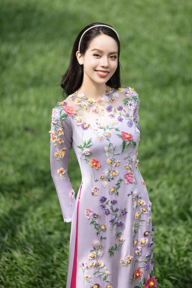 Chị em sắm áo dài để diện tết 2025 nên chọn họa tiết nào để đạt điểm 10 thanh lịch