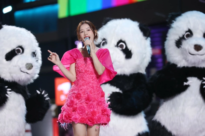 Chi pu rũ bỏ style gái ngoan khi diễn show giao thừa ở trung quốc