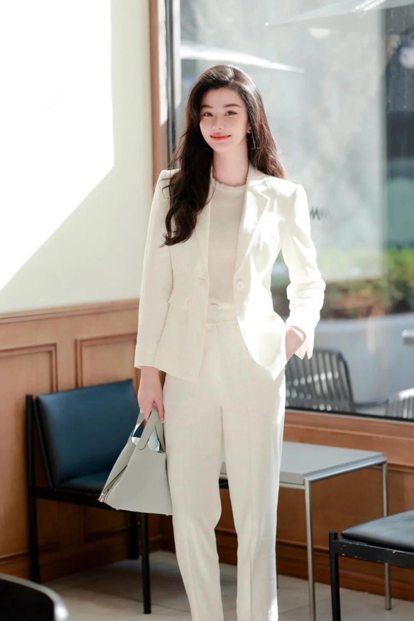 Có dáng người mũm mĩm tôi chỉ cần nắm công thức mặc rộng trên - hẹp dưới và 1 màu 2 dài là đủ thon thả