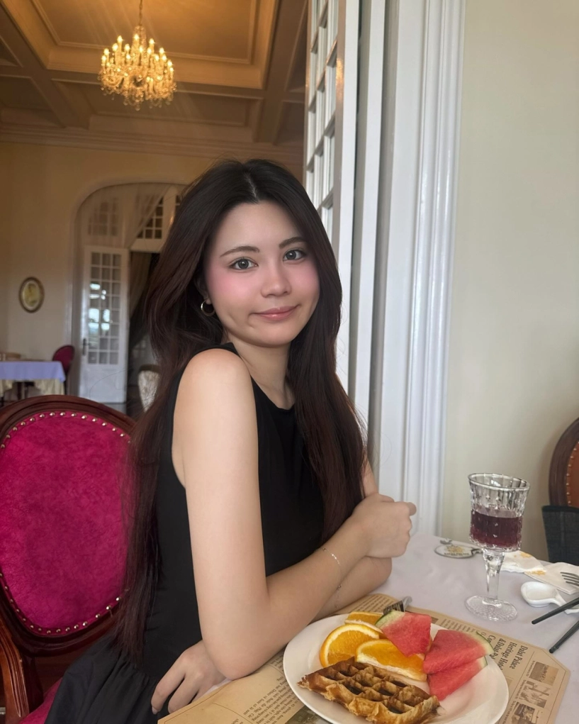 Con gái út quyền linh lên đồ sang chảnh tuổi 16