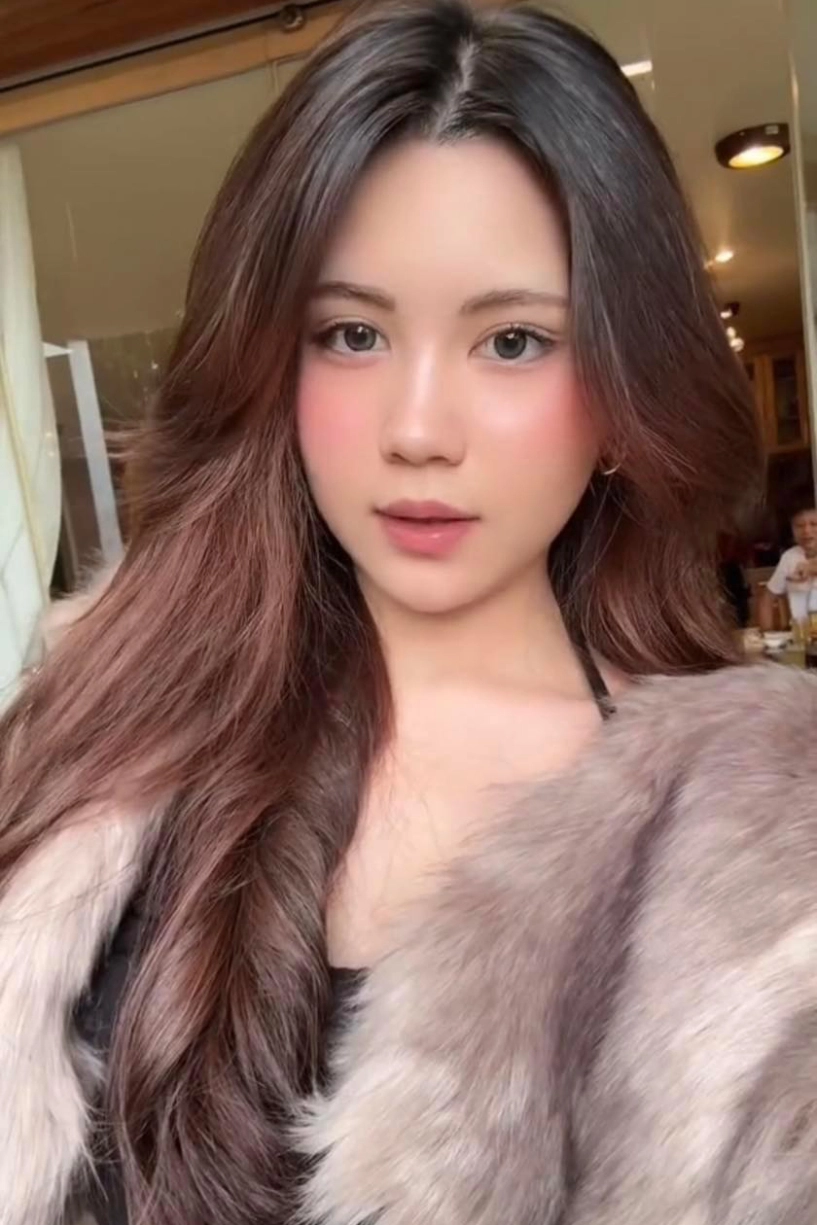 Con gái út quyền linh lên đồ sang chảnh tuổi 16