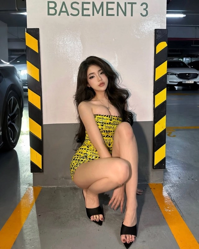 Dàn hot girl tiếp tục khuấy động trend váy băng keo cực nóng bỏng