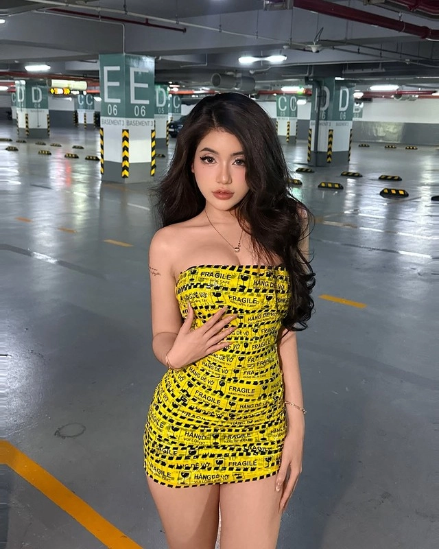 Dàn hot girl tiếp tục khuấy động trend váy băng keo cực nóng bỏng