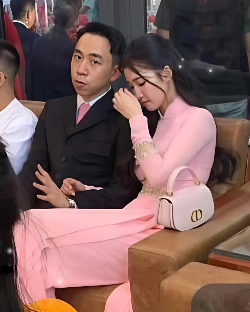dâu tỷ phú phương nhi xách túi trăm triệu đồng sánh đôi chồng