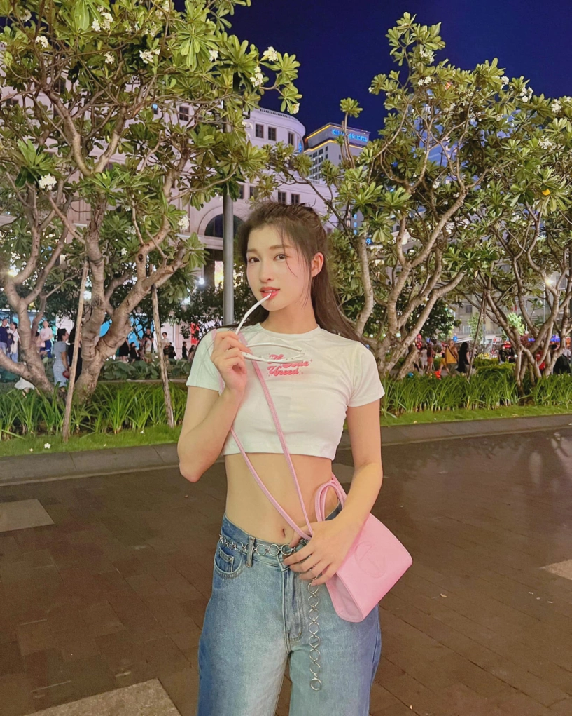dâu tỷ phú phương nhi xách túi trăm triệu đồng sánh đôi chồng