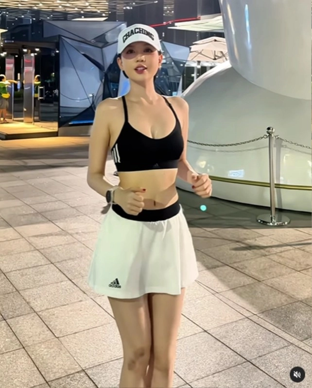 Đi tập thể dục ngọc trinh đốt mắt người xem bởi body cuốn hút