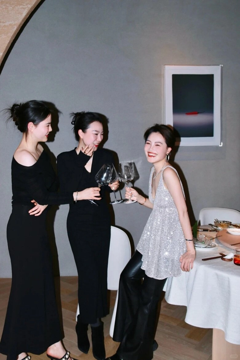 Đi tiệc cuối năm của công ty tôi cạch mặt 4 kiểu trang phục này để giữ hình ảnh thanh lịch sang chảnh