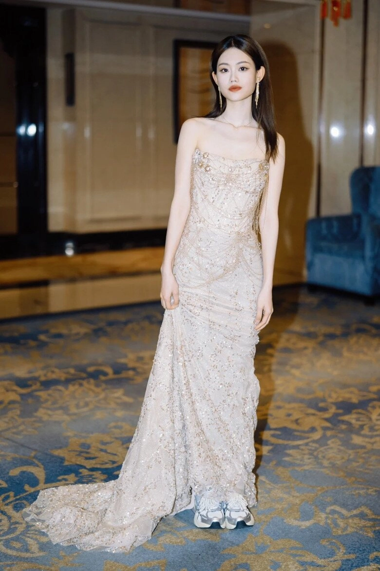 Đi tiệc cuối năm của công ty tôi cạch mặt 4 kiểu trang phục này để giữ hình ảnh thanh lịch sang chảnh