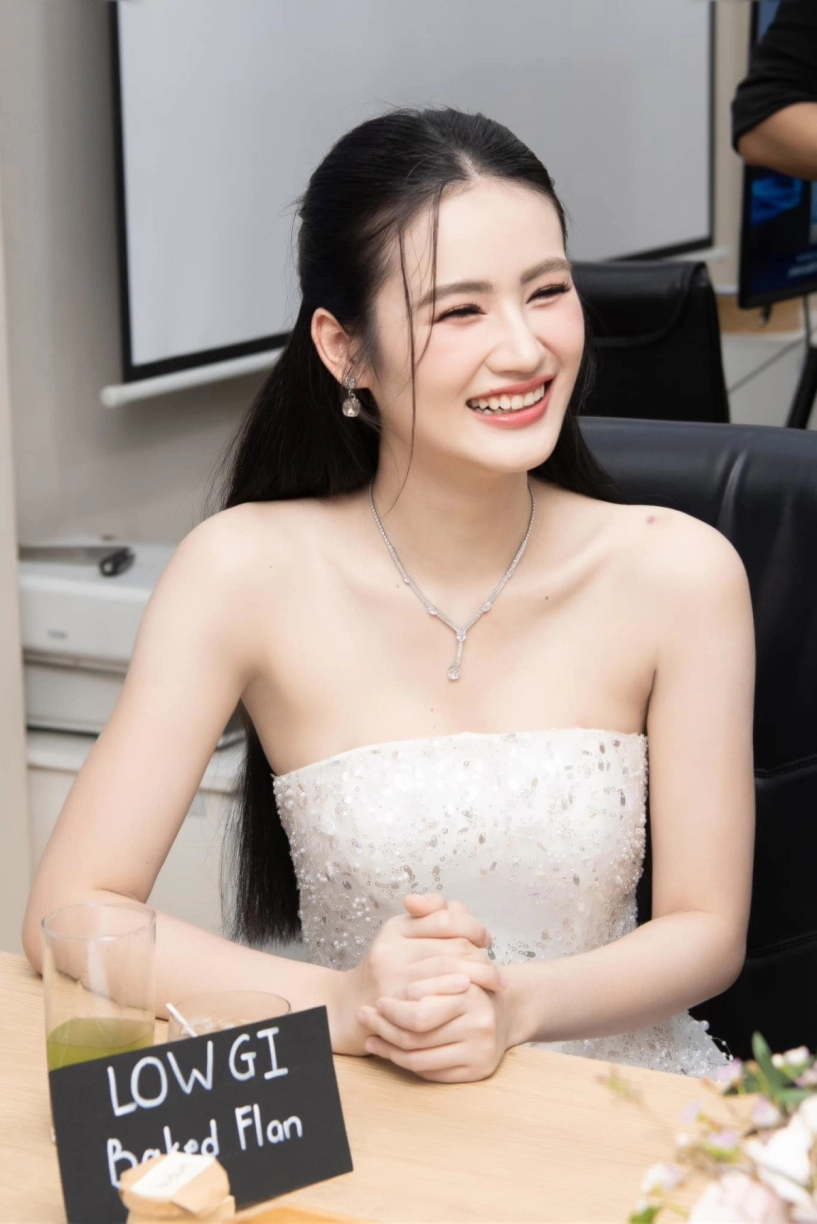 Gu mặc gợi cảm của ý nhi sau nâng ngực