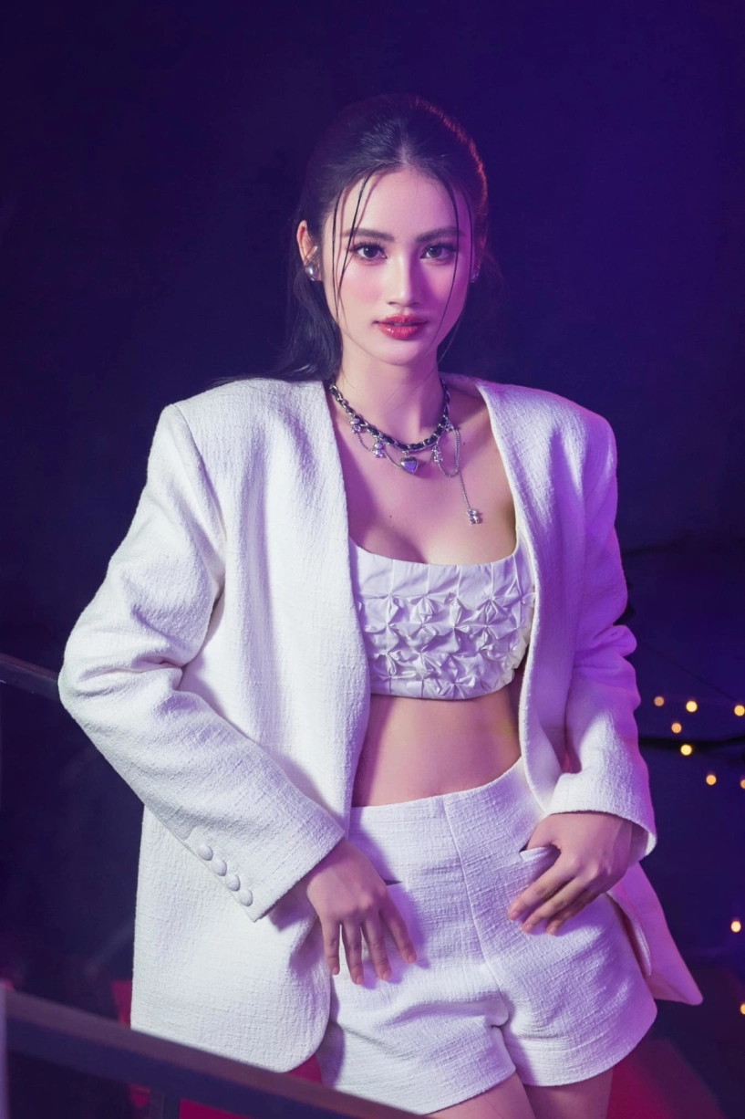 Gu mặc gợi cảm của ý nhi sau nâng ngực