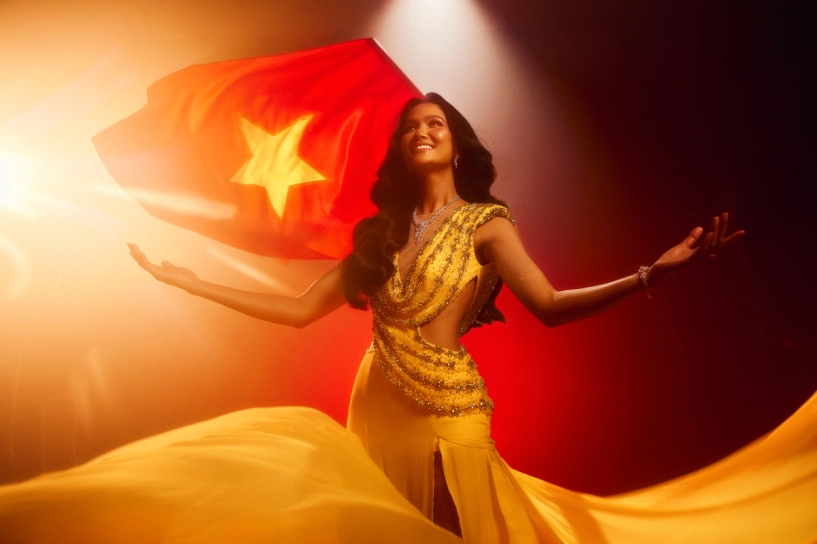 Hhen niê mặc lại đầm vàng huyền thoại kỷ niệm 7 năm đăng quang