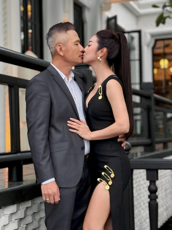hoa hậu 4 con jennifer phạm diện váy xẻ cao tới đùi