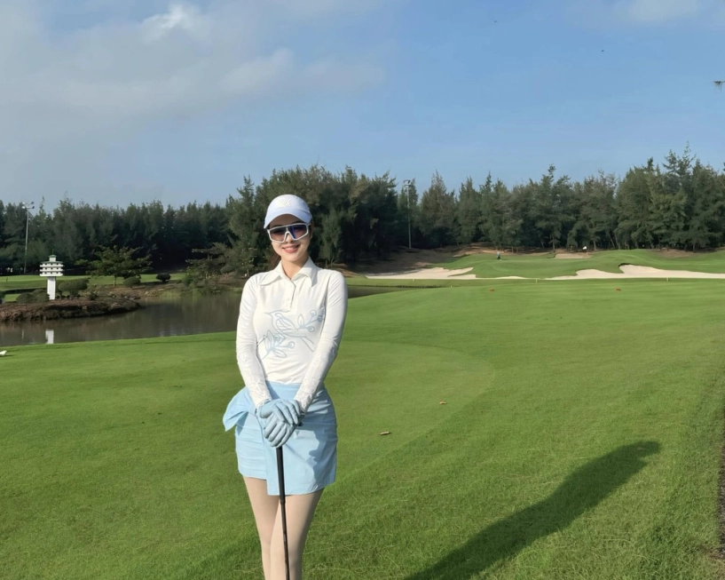 hoa hậu 4 con jennifer phạm diện váy xẻ cao tới đùi