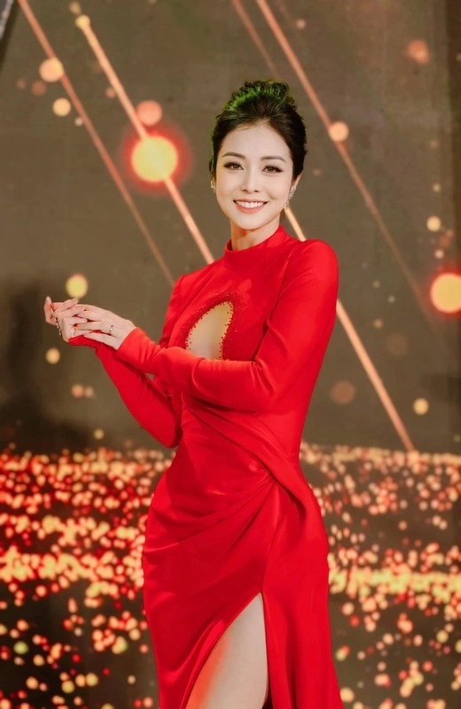 hoa hậu 4 con jennifer phạm diện váy xẻ cao tới đùi
