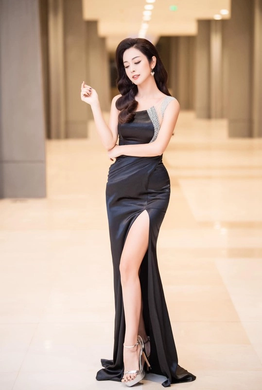hoa hậu 4 con jennifer phạm diện váy xẻ cao tới đùi