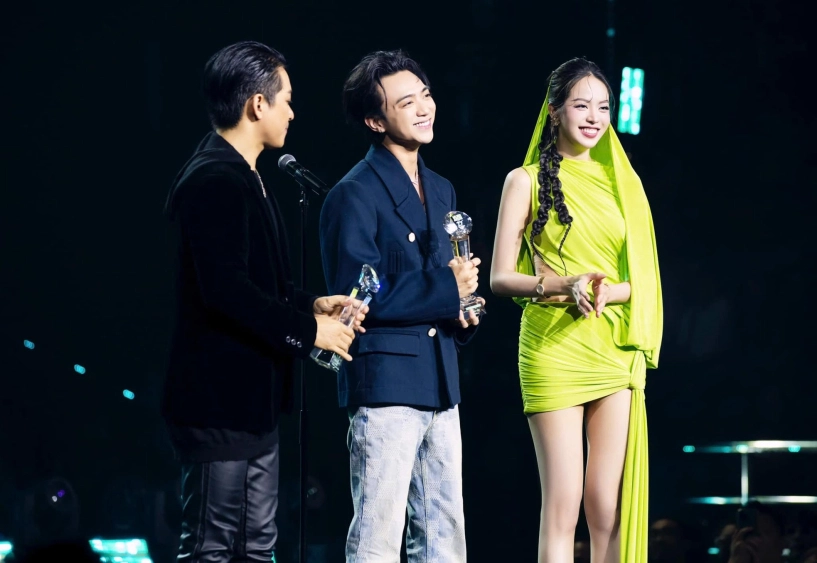 Hoa hậu thanh thủy biến hóa khôn lường ở các lễ trao giải style nào cũng xinh