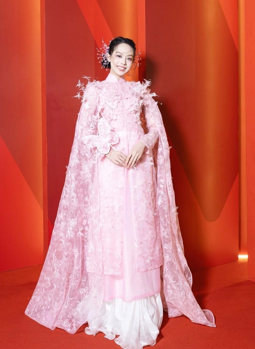 Hoa hậu thanh thủy biến hóa khôn lường ở các lễ trao giải style nào cũng xinh