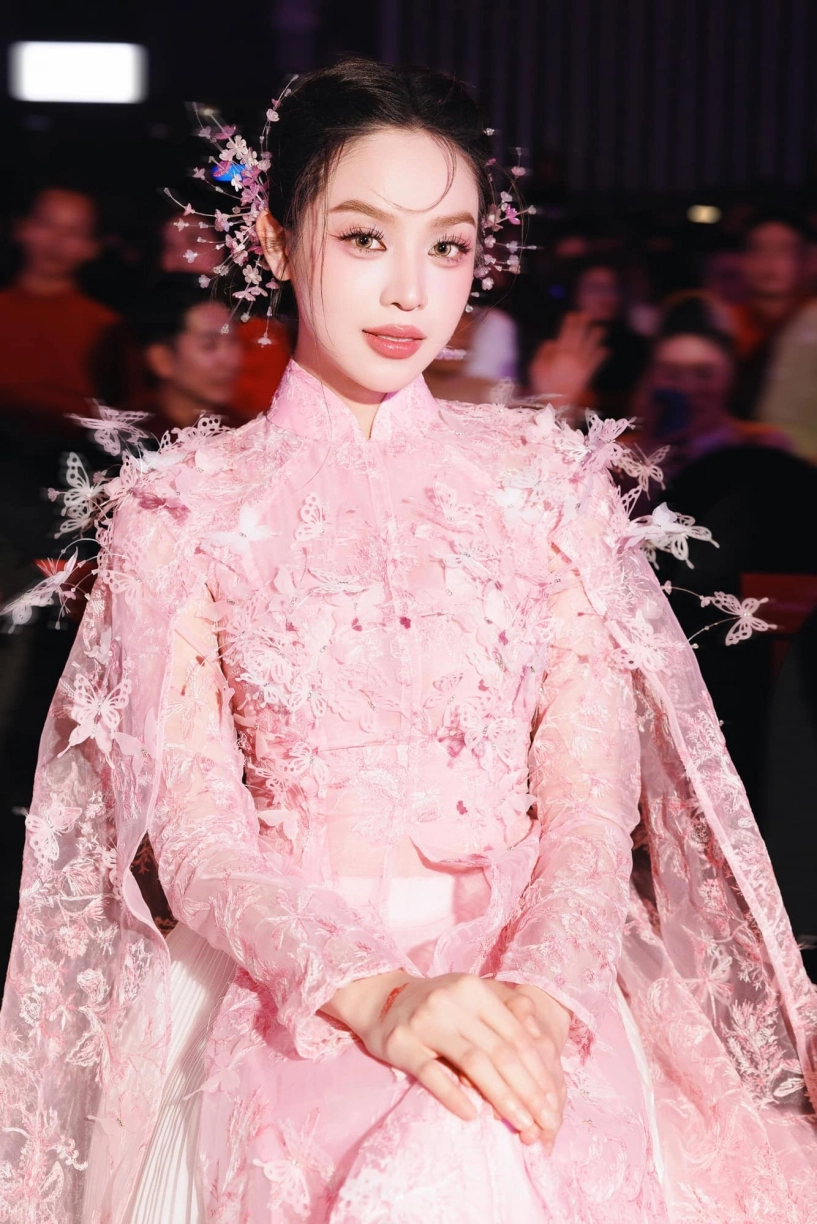 Hoa hậu thanh thủy biến hóa khôn lường ở các lễ trao giải style nào cũng xinh