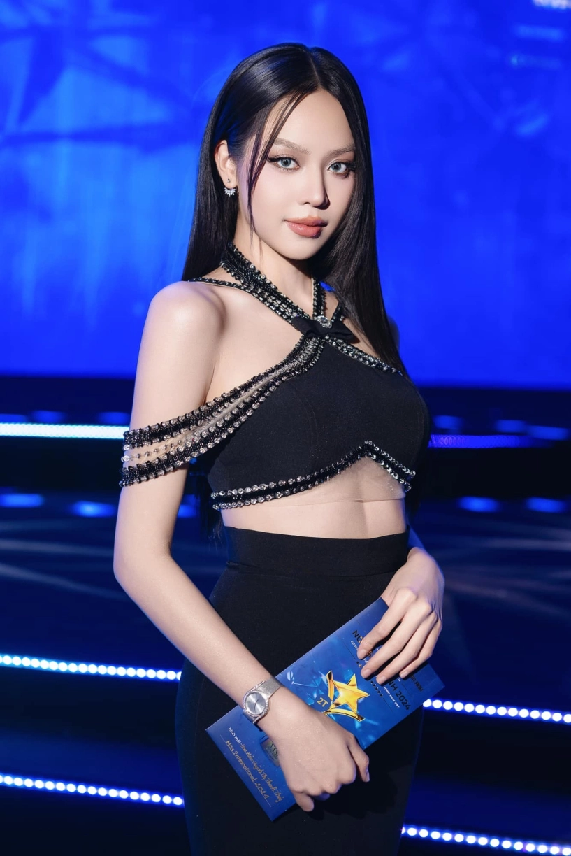 Hoa hậu thanh thủy biến hóa khôn lường ở các lễ trao giải style nào cũng xinh
