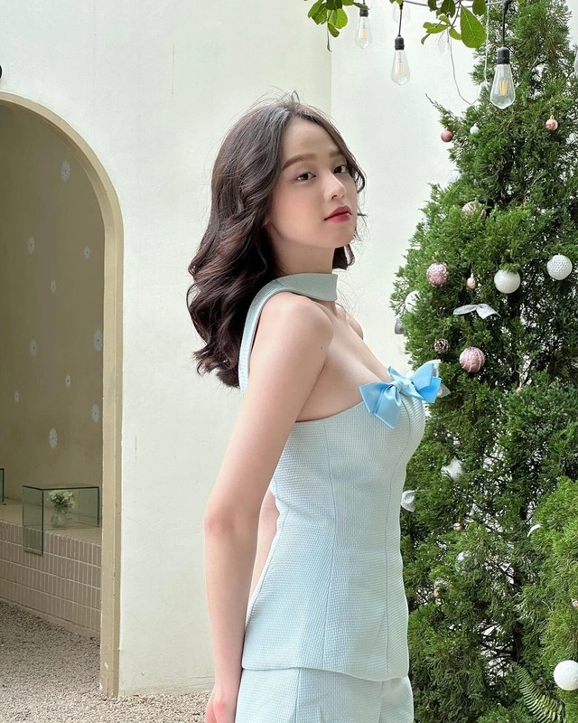 Hoa hậu thanh thủy chăm khoe vòng một gợi cảm sau nâng cấp