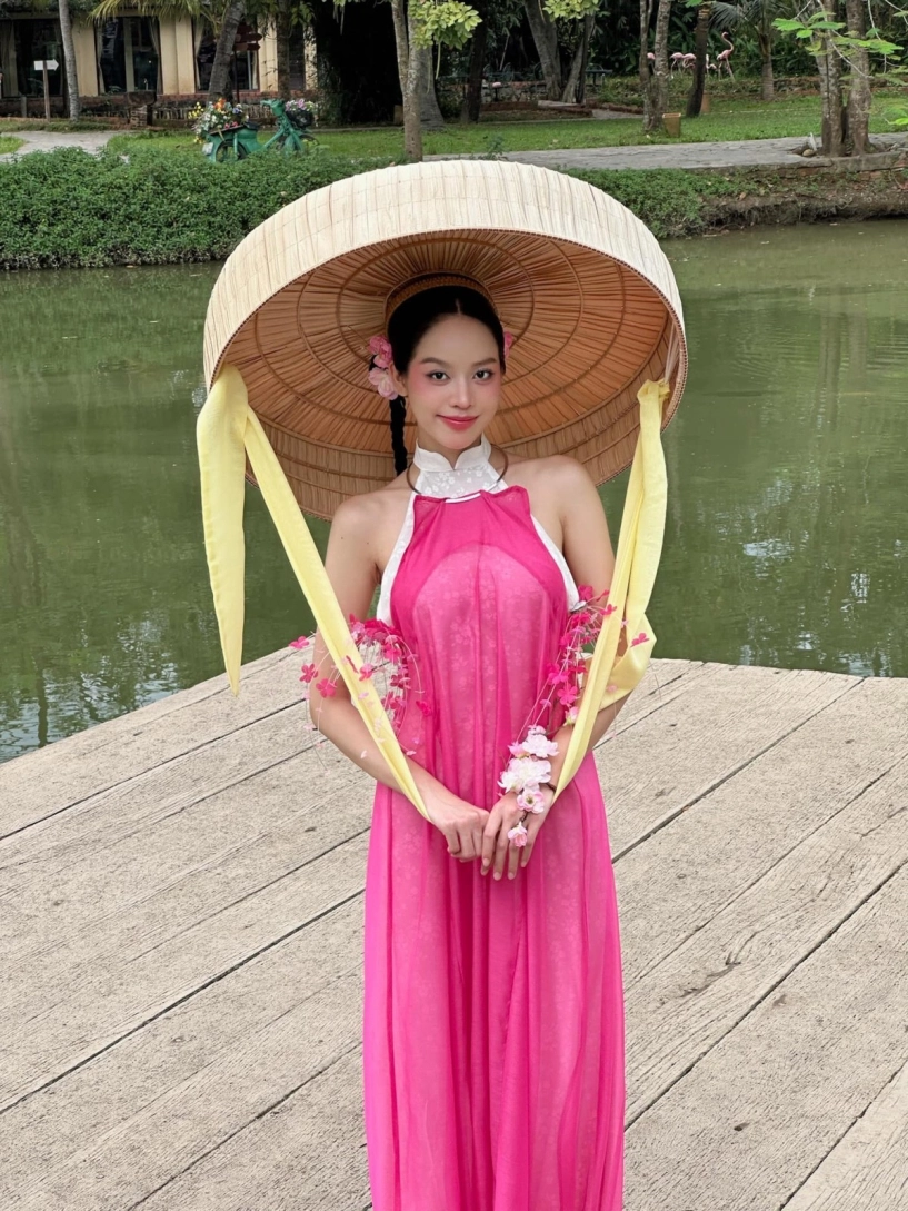 Hoa hậu thanh thủy khoe ảnh đón tết sớm với áo dài cách điệu và nón ba tầm