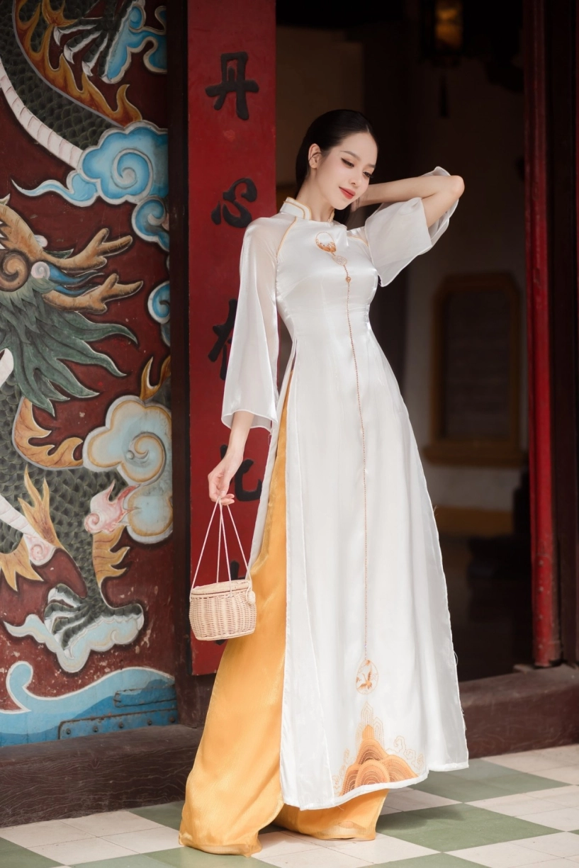 Hoa hậu thanh thủy khoe ảnh đón tết sớm với áo dài cách điệu và nón ba tầm