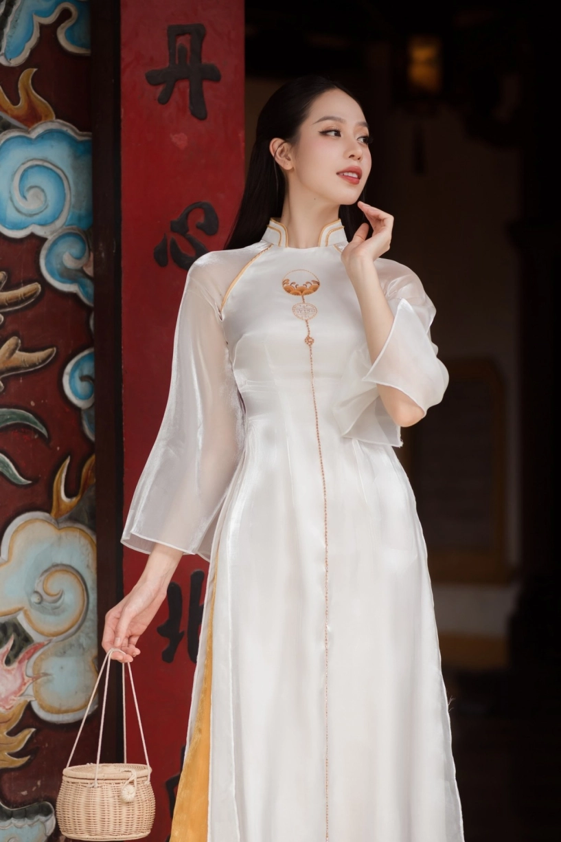 Hoa hậu thanh thủy khoe ảnh đón tết sớm với áo dài cách điệu và nón ba tầm
