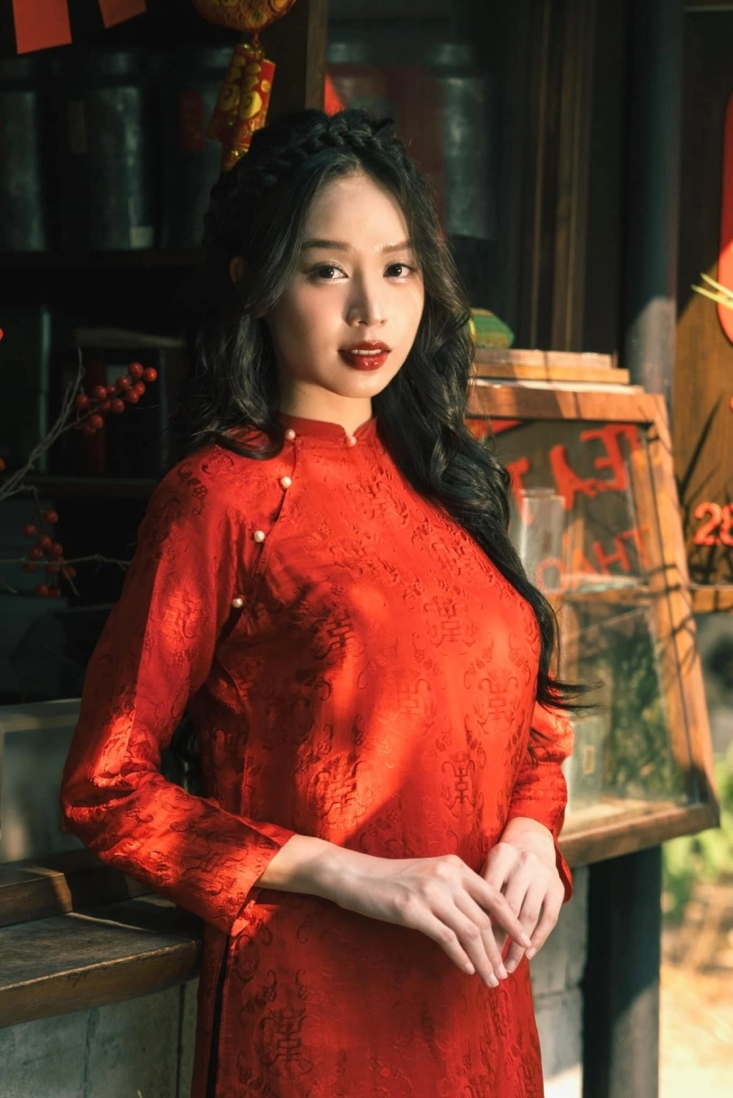 Hoa hậu thanh thủy khoe ảnh đón tết sớm với áo dài cách điệu và nón ba tầm
