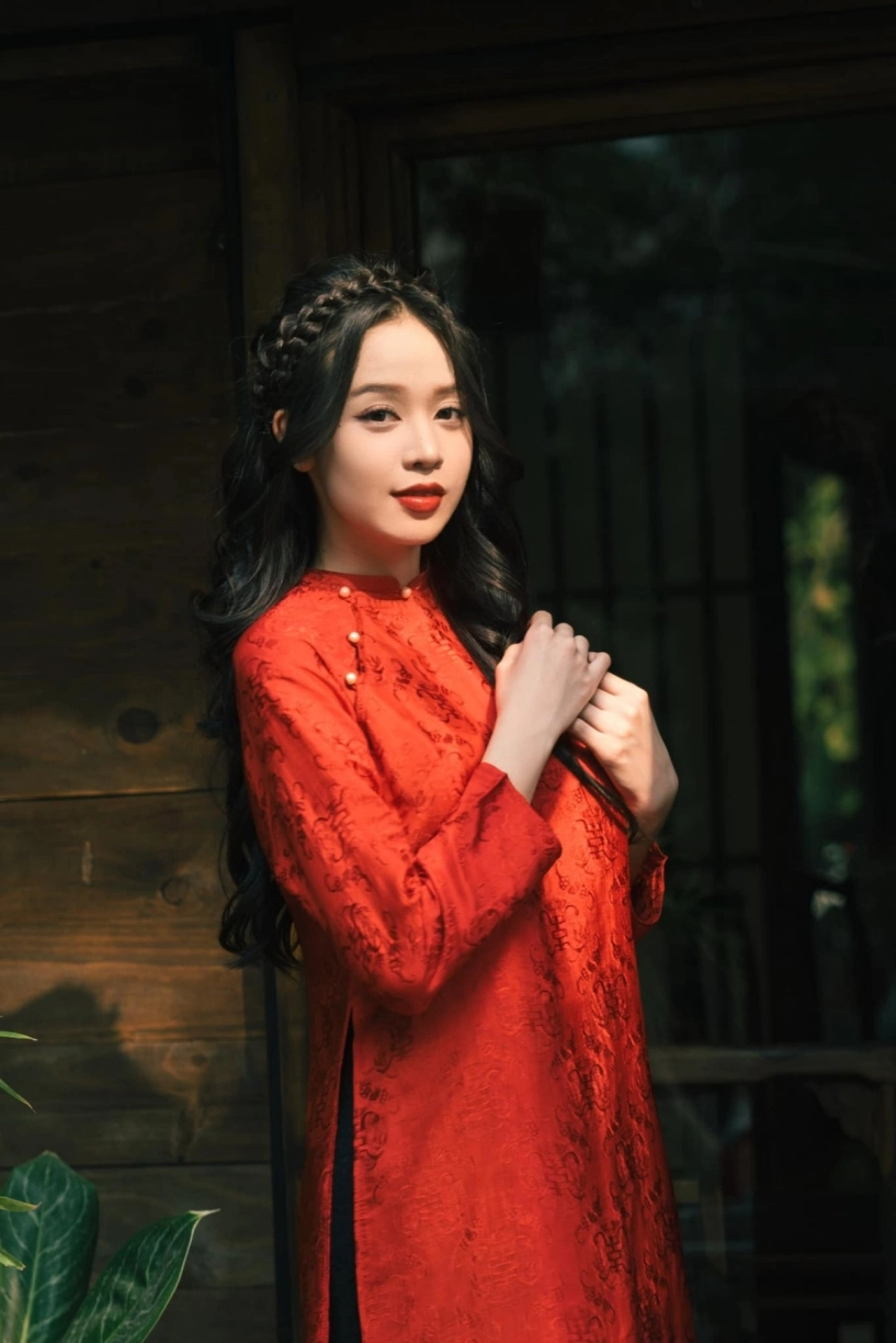 Hoa hậu thanh thủy khoe ảnh đón tết sớm với áo dài cách điệu và nón ba tầm