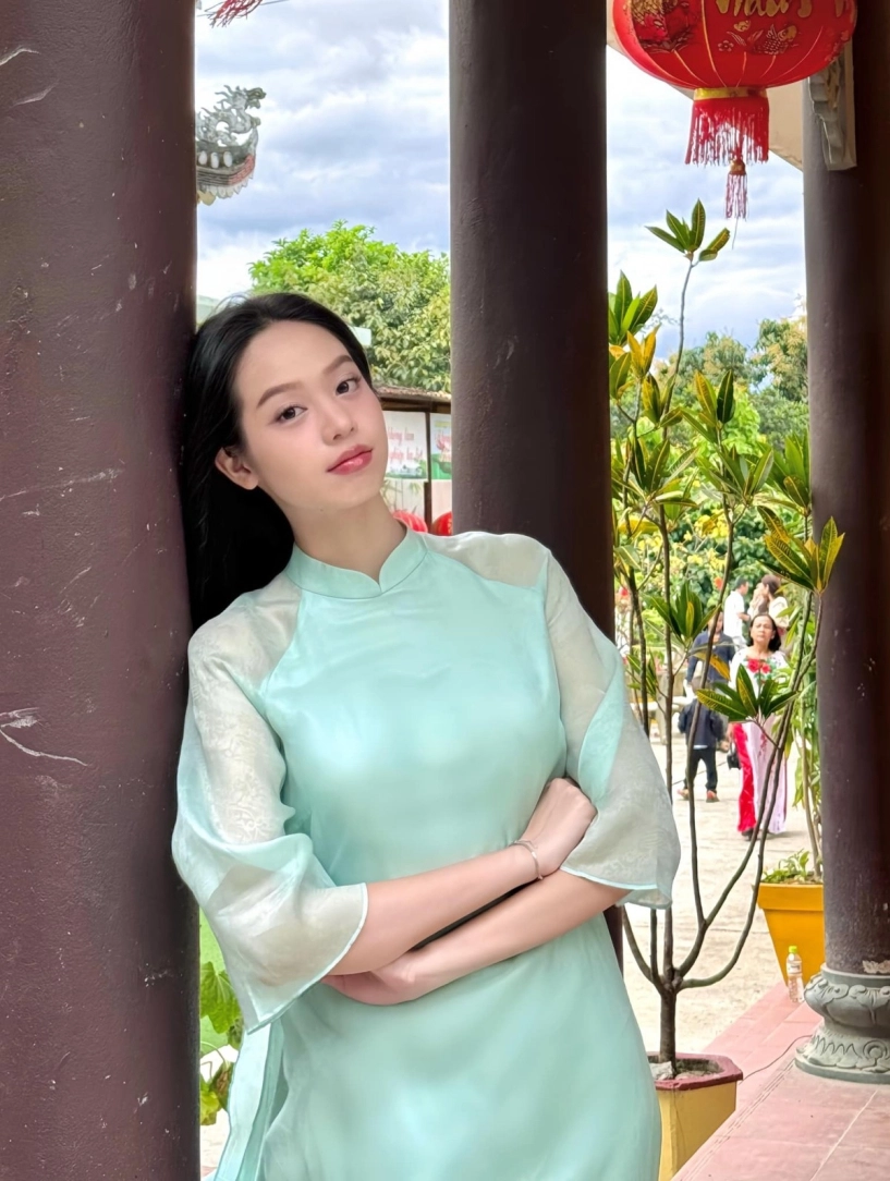 Hoa hậu thanh thủy khoe ảnh đón tết sớm với áo dài cách điệu và nón ba tầm