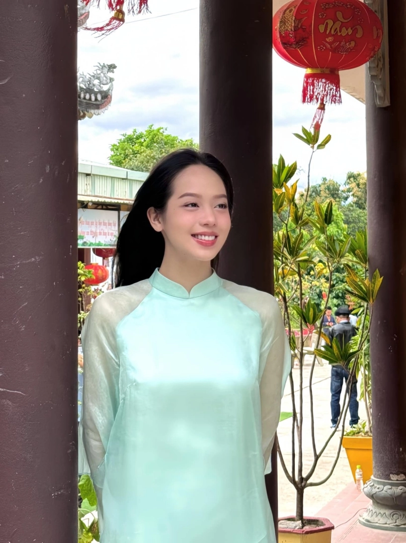 Hoa hậu thanh thủy khoe ảnh đón tết sớm với áo dài cách điệu và nón ba tầm