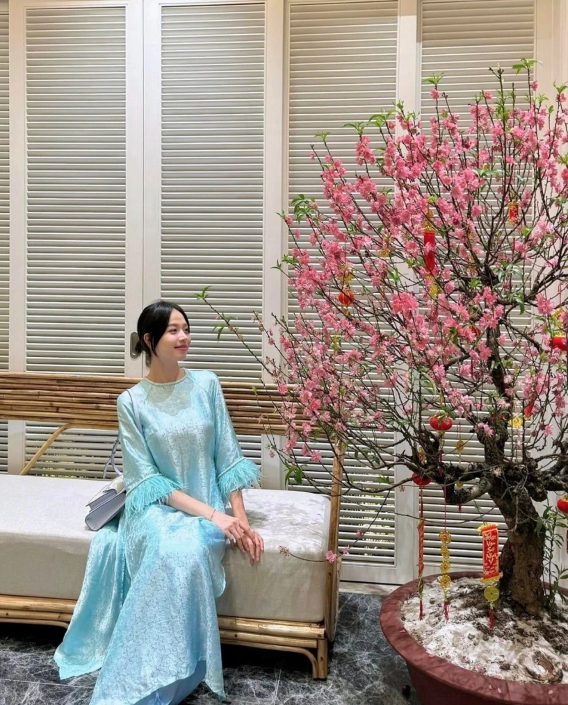 Hoa hậu thanh thủy khoe ảnh đón tết sớm với áo dài cách điệu và nón ba tầm