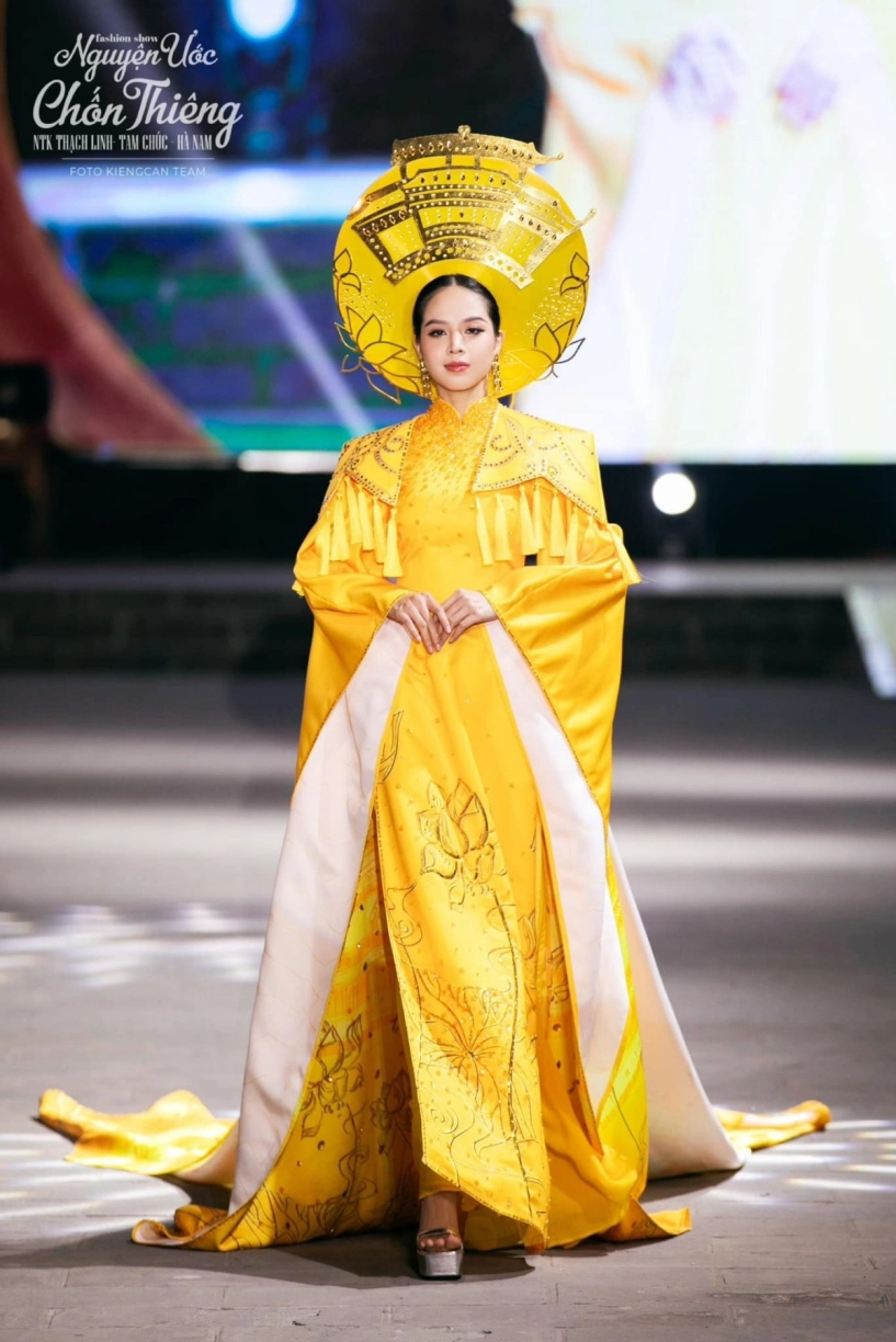 Hoa hậu thanh thủy khoe ảnh đón tết sớm với áo dài cách điệu và nón ba tầm